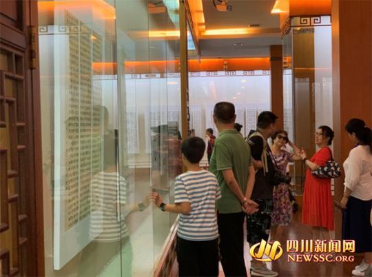 《战旗飘扬》书法美术展在成都杜甫草堂博物馆举行