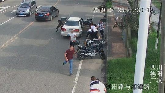 广汉民警街头别停嫌疑人 当场搜出疑似毒品12.84克