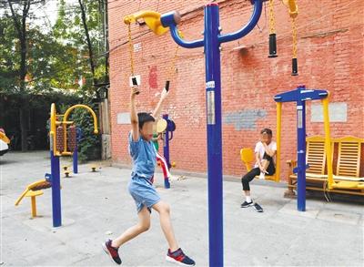 健身器材难觅儿童“专属” 居民呼吁高质量游乐设施
