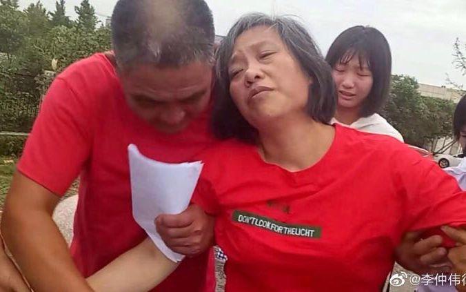 “山东投毒案”被告人任艳红被释放，与家人抱头痛哭