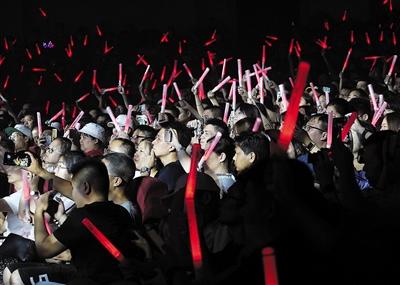 冯提莫首场演唱会重庆开唱 跨界歌手开演唱会将成趋势