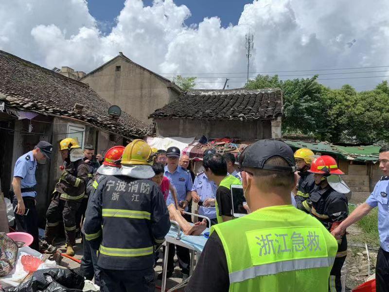 宁波镇海蛟川一木结构老房子倒塌 一女子已经被救出