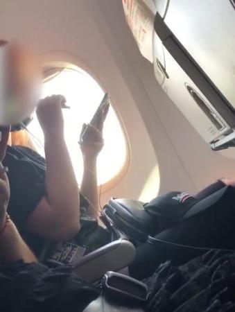 一乘客疑似在飞机上抽电子烟 警方正调查处置