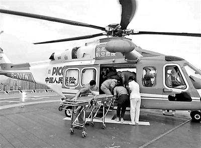九寨沟一小伙被砸伤 直升机2小时送至成都救治