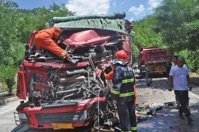 俩货车相撞司机被困 消防员破拆车头成功救人