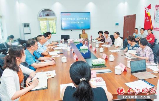 　　8月13日，在咸嘉湖街道咸嘉新村社区，市民代表就文明养犬新规该怎样落地的问题，积极发表自己的观点。
