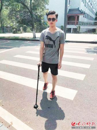 　　团队成员陈湘正在模拟盲人进行产品自测。　　　　 受访者供图