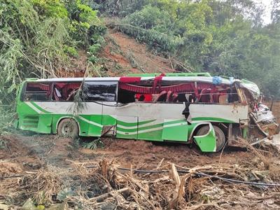 中国旅行团老挝车祸：事发地弯多坡陡车内传出焦臭味