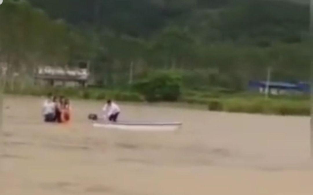 广西昭平洪水将车冲入积水稻田 7名被困人员获救