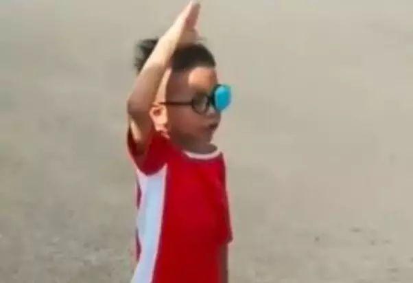 当国歌响起，这个5岁的男孩，保持了一种姿势