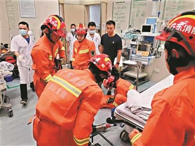 广东一工人不慎跌落被钢筋插胸 医院与消防队联手施救