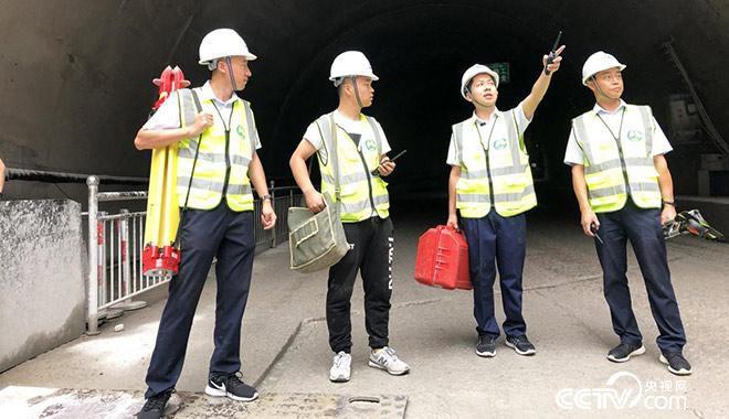 白芝勇(右二)在秦岭天台山特长隧道附近和技术人员交流 央视网记者 弟辰晨/摄