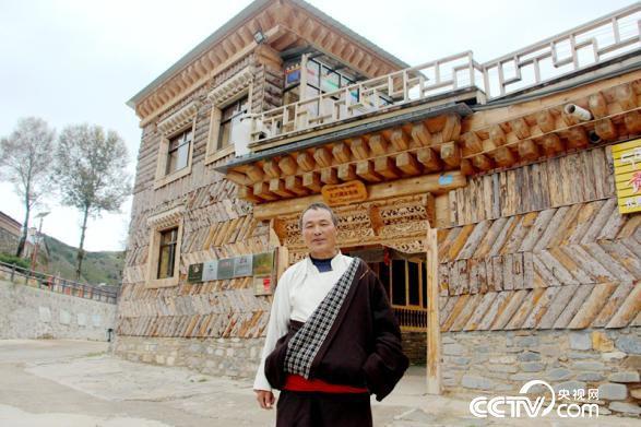 53岁的贡保扎西站是村里带头发展藏家乐的人(王甲铸/摄)
