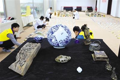 圆明园在10万片瓷器碎片中修文物 将修复雍正青花碗