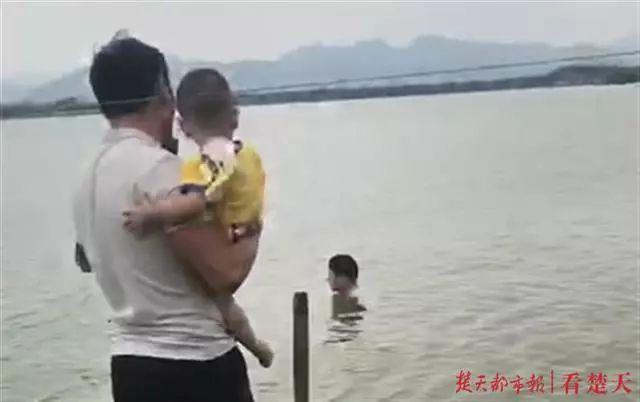 “硬核奶爸”抱娃跳水救轻生者 孩子非但没哭还“神助攻”