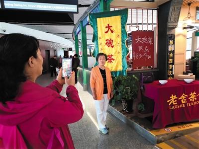 国庆假期日均约9万人次进大兴机场 “京城老字号”受追捧