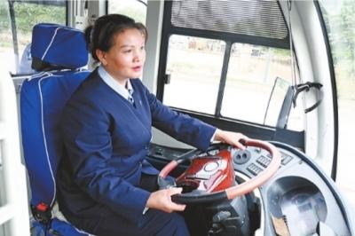 暖心公交女司机两年悉心关照盲人乘客