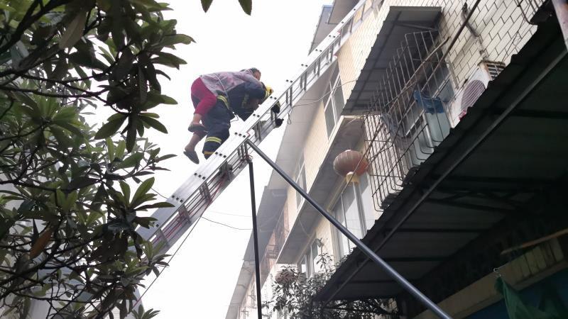四川资阳一民房突发火灾 消防员10米高空背下两名被困者 并无大碍