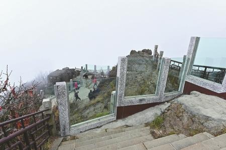 峨眉山摄身崖 装上“防轻生”玻璃墙 景区每年耗资超过百万元筑起“防轻生体系”