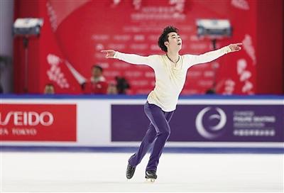 “中国杯”带热花样滑冰 2万多人学冰上芭蕾