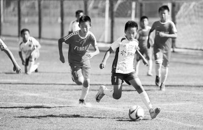 追逐足球梦的孩子 初中后为专注学业多忍痛放弃