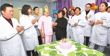 16岁女孩罹患骨癌失去右腿医护人员为她举办生日会