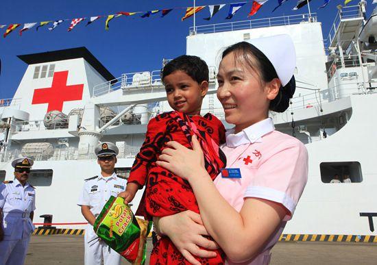 中国之舟 满载和平友爱而来：记海军“和平方舟”号医院船
