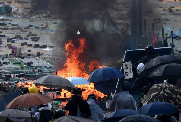 11月，在香港理工大学外，暴徒纵火、打砸并和警方对峙。(新华社)