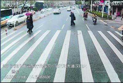 盲人过马路进退两难 公交女司机停车跑上前搀扶护送