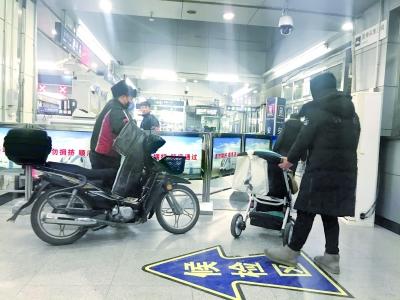 摩托车、电动自行车怎能地铁站里穿行