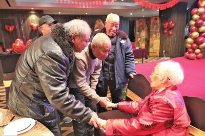 百岁“女先生”教书育人近六十载 81岁学生祝寿谢恩