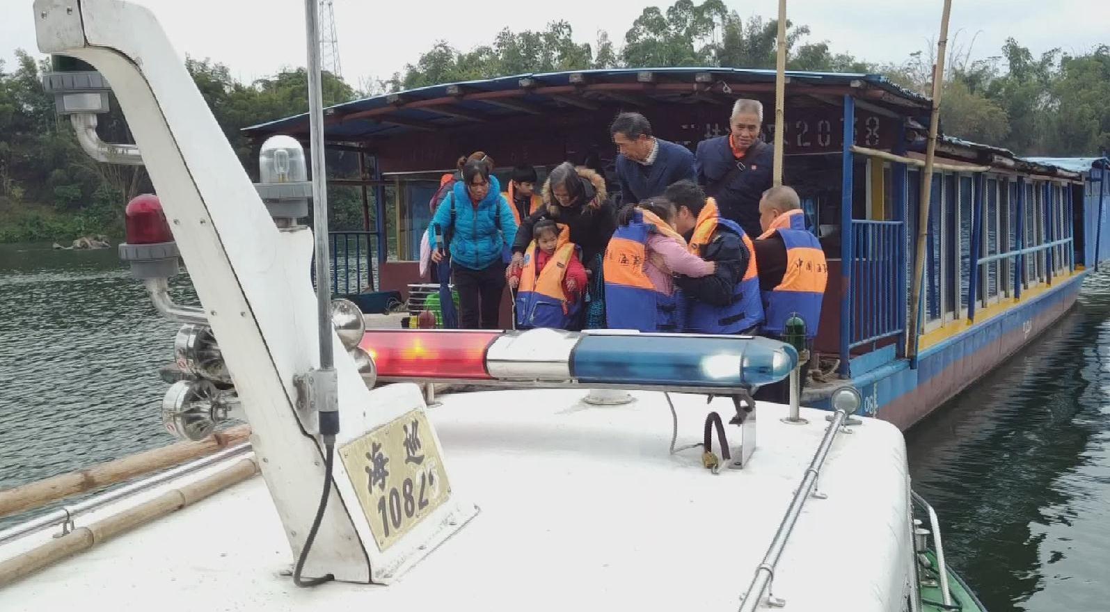 广西河池一船只搁浅13人被困 海事部门成功救援