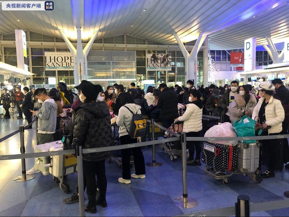 一百多名受疫情影响滞留日本的中国湖北游客乘包机回国