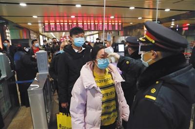 北京西站人机并用测温 保障旅客快速通行