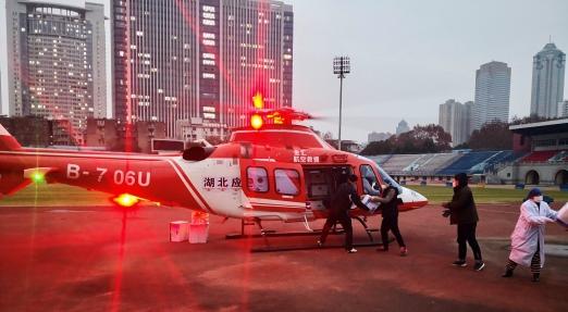 2月1日，武汉“封城”第十天。正在不少医院物资消耗殆尽之时，一架满载着一线医务人员急需的防疫物资的直升机“现身”武汉新华路体育场。