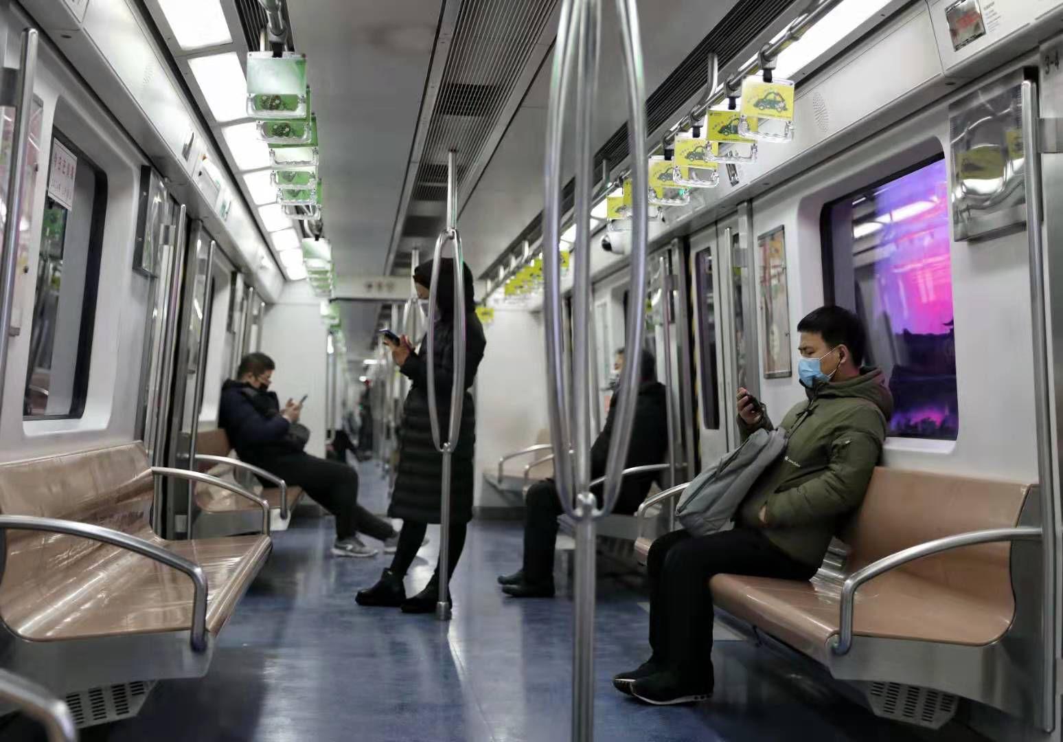 北京复工早晚高峰地铁乘客少 互相自觉隔开一段距离