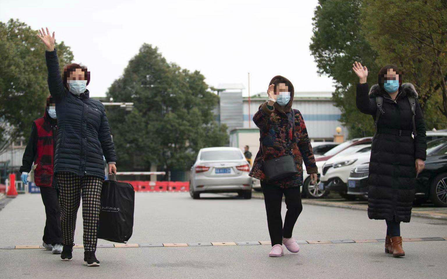 北京医疗队收治的首批确诊患者出院