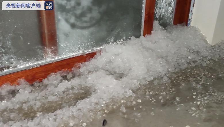 广西宁明县大风冰雹来袭 多处房屋及车辆受损