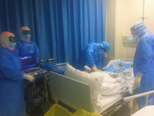 病房里的“生死抢救”！广东医生帮助武汉89岁老人重获生机
