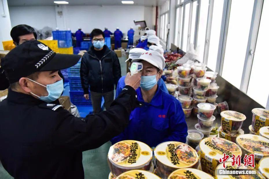 广西柳州螺蛳粉企业复工，每天检查3次体温。中新社记者 王以照 摄