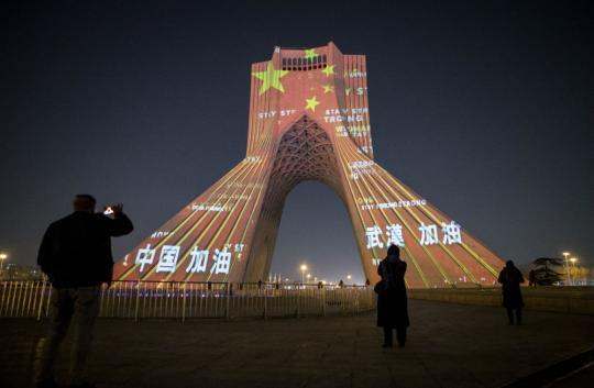 2月18日，伊朗首都德黑兰地标建筑自由塔上演灯光秀，为中国抗击疫情加油。新华社发(艾哈迈德·哈拉比萨斯摄)