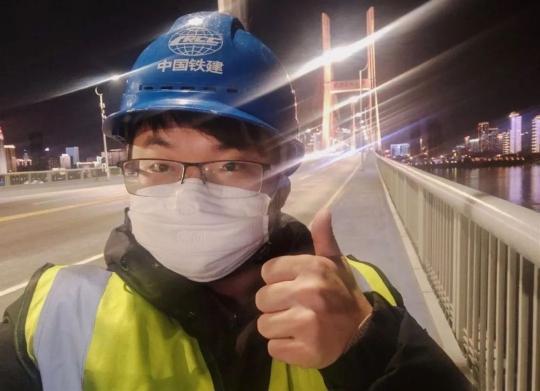 温瑞在武汉长江二桥工作