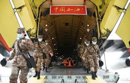 2月2日，空军出动8架大型运输机空运军队支援湖北医疗队抵达武汉天河机场。