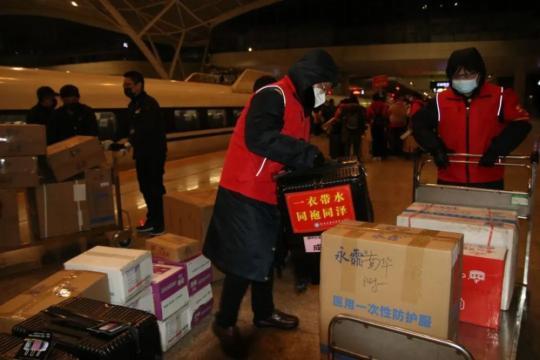 工作人员在武汉火车站搬运医疗物资(中国铁路武汉局集团公司供图)