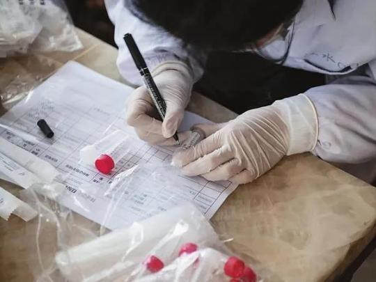 3月7日，硚口区汉水桥街道社区卫生服务中心的医务人员在做咽拭子采样前的准备。