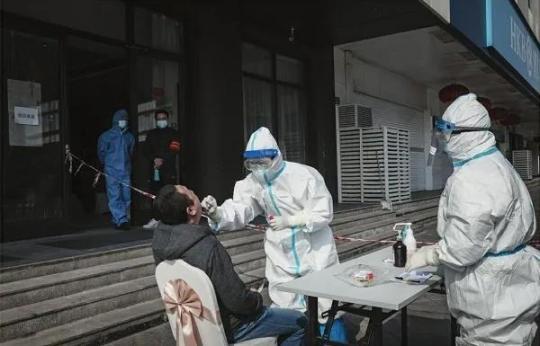3月7日，硚口区六角亭街道社区卫生服务中心主任罗浩(右二)和值班护士在民意社区隔离点为疑似患者做咽拭子采样。