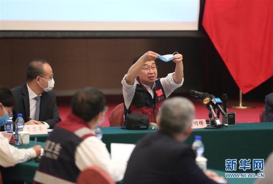 中国专家向在巴基斯坦华侨华人教授如何防疫