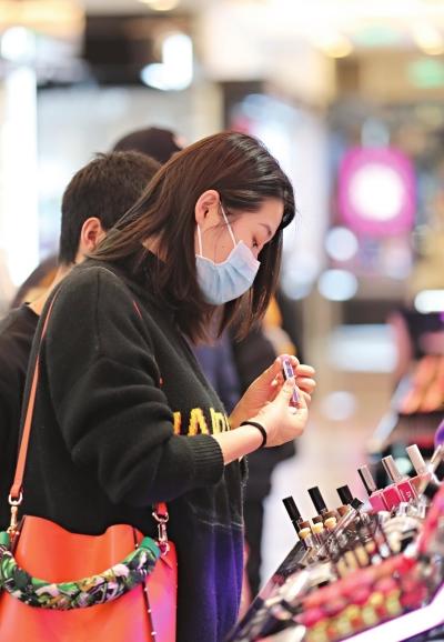 武汉商圈重启首日，化妆品、手机、平板电脑成俏销货