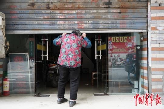 武汉启封 歇业多日的早餐店人们排长队等待热干面