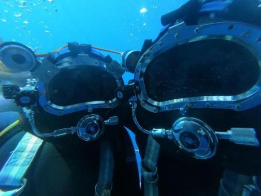 潜入深海！海军潜水员在南海某海域进行大深度潜水训练
